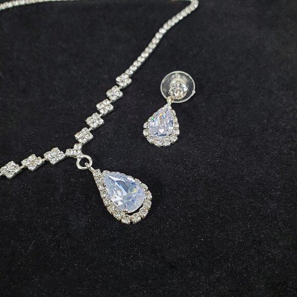 Bridal Jewelry earrings and necklace matching set, CZ clear stones - Picture 6 of 8